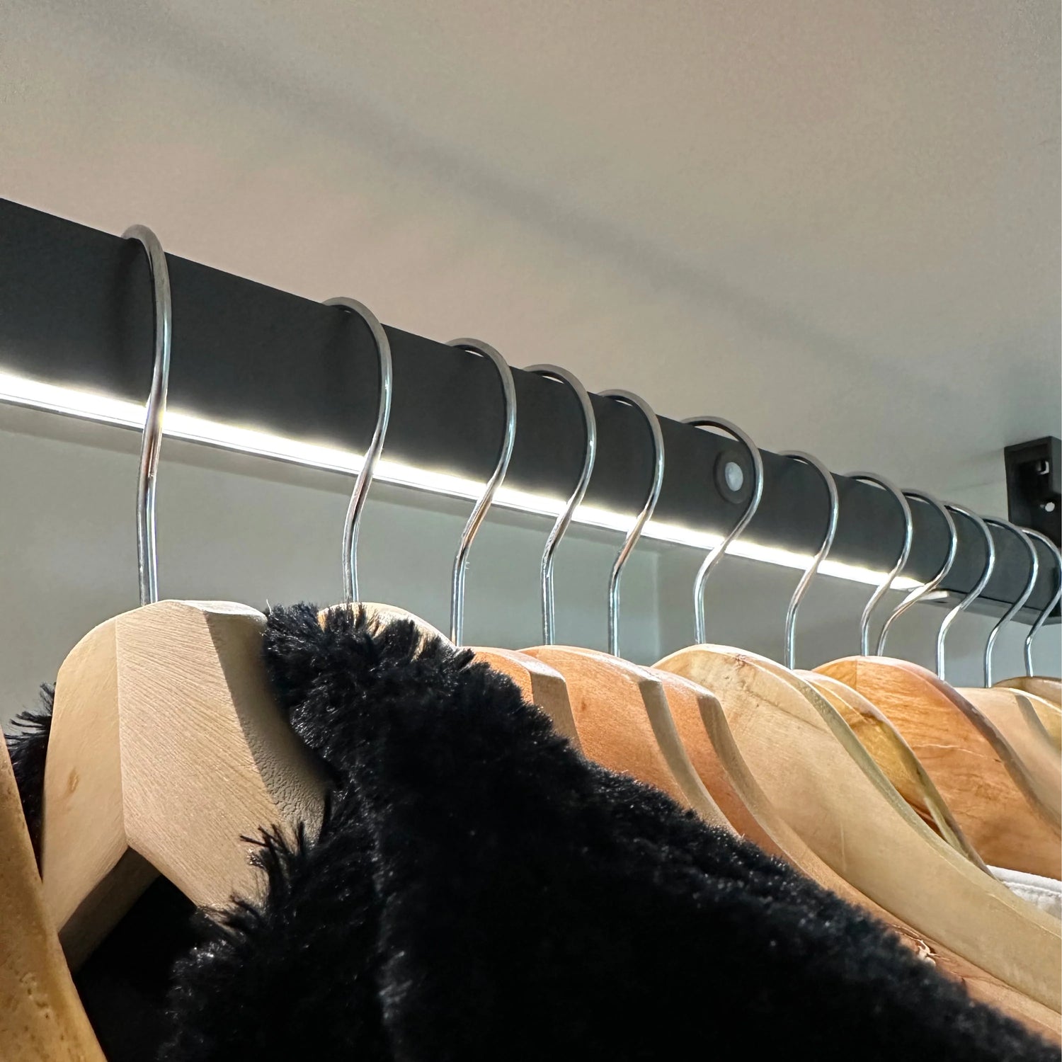 Barra de Clóset con Luz LED y Sensor | 1 mt